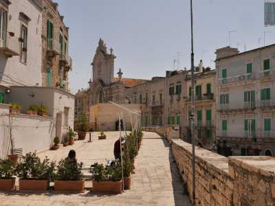 Individuiamo sulla sinistra una piccola scalinata. La rampa porta proprio sulle mura, dove � possibile scrutare corso Dante dall'alto. In lontananza avvistiamo la chiesa di Santa Maria Assunta, cattedrale della citt� e nostra prossima meta